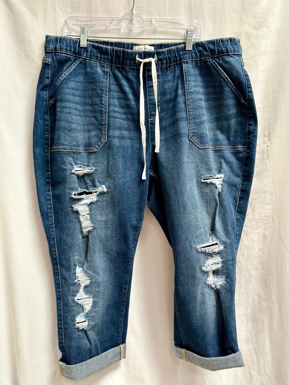 LANE BRYANT DISTRESSED DENIM MID RISE STRETCH PULL-ON JOGGER CAPRI, SZ 18